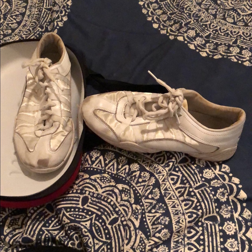 Cheer shoes